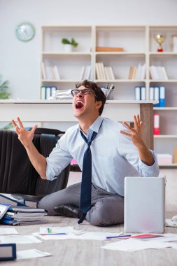 İflas etmiş işadamı ofis katında kızgın.