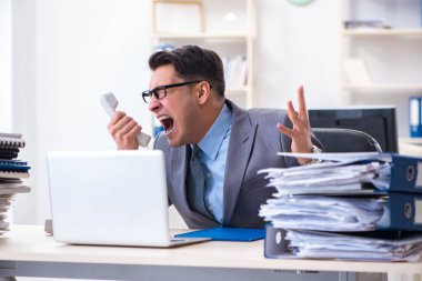 Çağrı merkezindeki masasında yorgun, umutsuz bir çalışan.