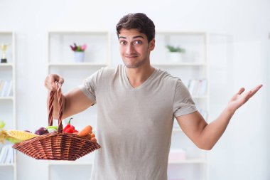 Sağlıklı beslenme ve beslenme konsepti olan genç bir adam