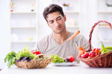 Sağlıklı beslenme ve beslenme konsepti olan genç bir adam