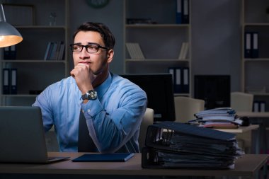 Çalışanların gece geç saatlere kadar çalışması önemli bir haberdir.