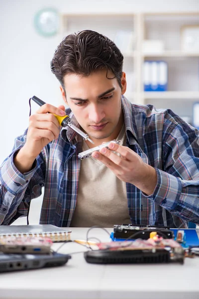 Datorhårdvara reparation och fastställande koncept av erfarna techn — Stockfoto