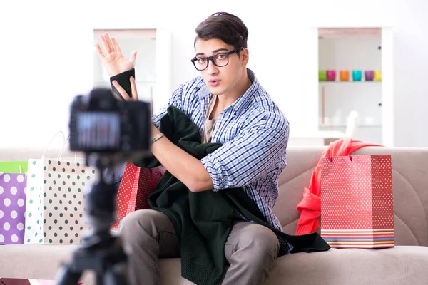 Masculino moda blogger gravação de vídeo para vlog — Fotografia de Stock