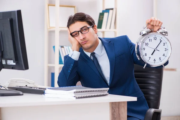 Empregado empresário em conceito de urgência e prazo com alarme — Fotografia de Stock