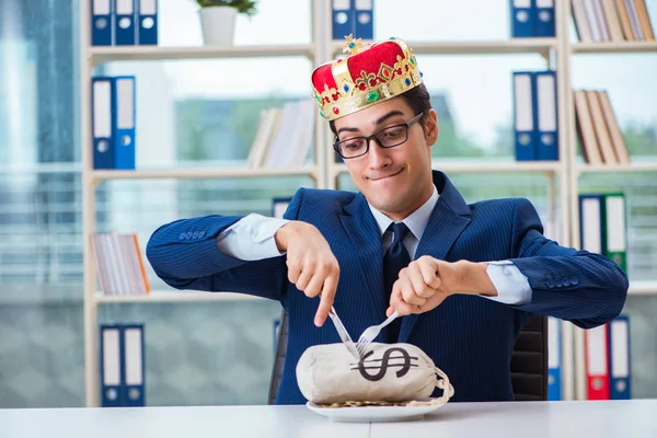 Król biznesmen z workiem pieniędzy w biurze — Zdjęcie stockowe