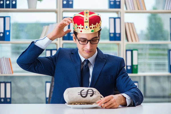 King businessman with money sack in office — Stock Photo, Image