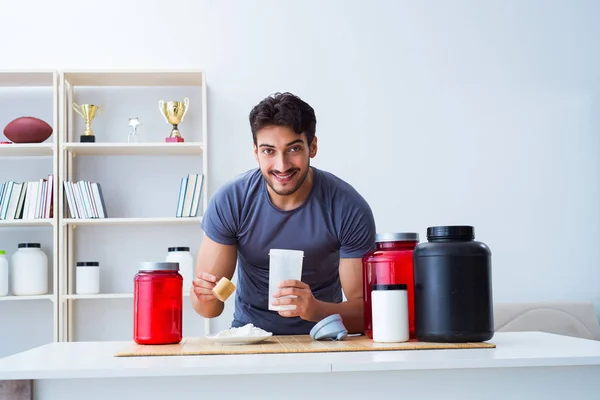 L'atleta assaggia nuovi integratori proteici per muscoli migliori — Foto Stock