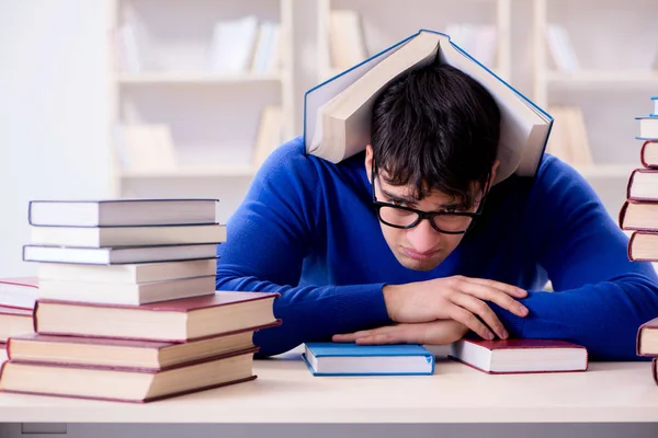 Männlicher Student bereitet sich in College-Bibliothek auf Prüfungen vor — Stockfoto