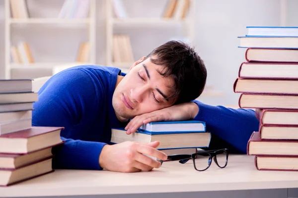 Estudiante masculino preparándose para exámenes en la biblioteca universitaria —  Fotos de Stock