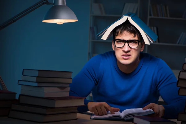 Estudante se preparando para exames tarde da noite na biblioteca — Fotografia de Stock