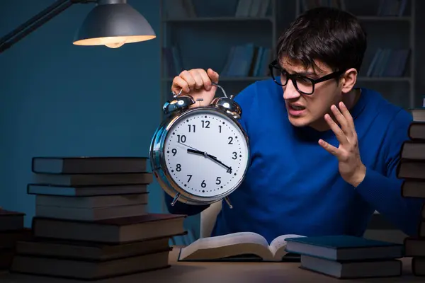 Student bereitet sich spät in der Nacht in Bibliothek auf Prüfungen vor — Stockfoto