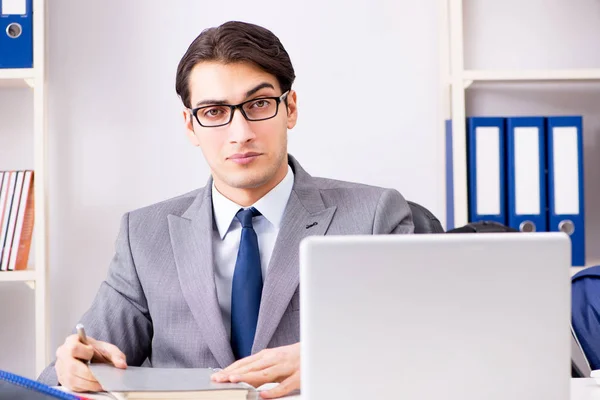 Jeune homme d'affaires beau employé travaillant au bureau au bureau — Photo