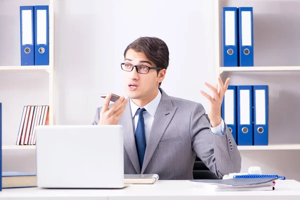 Affärsman anställd talar på kontoret telefon — Stockfoto