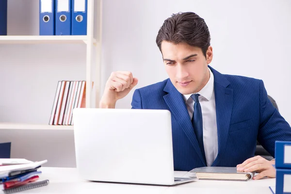 Joven hombre de negocios guapo empleado que trabaja en la oficina en el escritorio —  Fotos de Stock