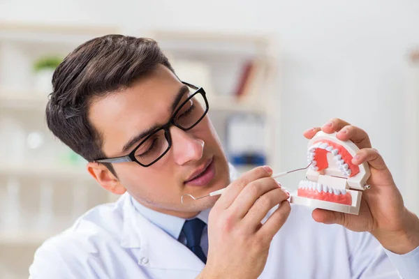 Jovem dentista que trabalha no hospital de odontologia — Fotografia de Stock