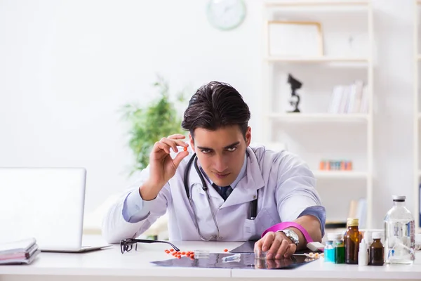 Hastanede uyuşturucu bağımlısı doktor. — Stok fotoğraf