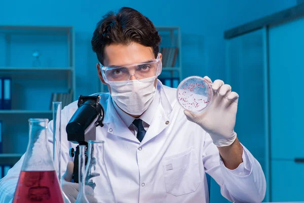 Assistente de Química a trabalhar no laboratório químico — Fotografia de Stock