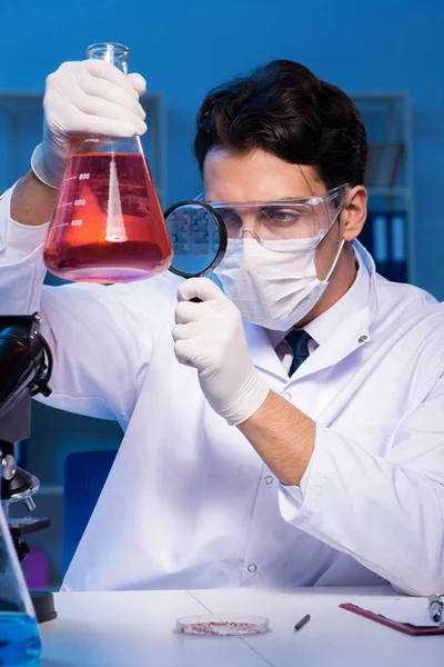 Assistente de Química a trabalhar no laboratório químico — Fotografia de Stock