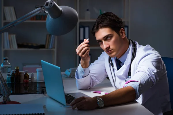 Médecin toxicomane rester tard à l'hôpital — Photo