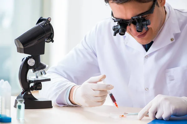 Doktor Chemiker arbeitet an Blutproben im Labor — Stockfoto