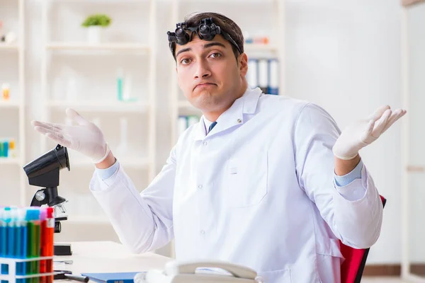 Joven científico químico trabajando en laboratorio — Foto de Stock