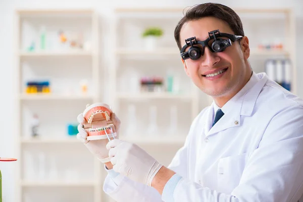 Jovem dentista que trabalha no hospital de odontologia — Fotografia de Stock