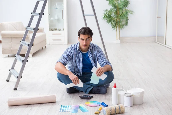 Joven gastando demasiado su presupuesto en un proyecto de renovación — Foto de Stock