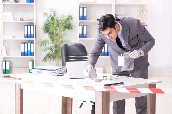 Kriminaltekniker utredare vid brottsplatsen — Stockfoto