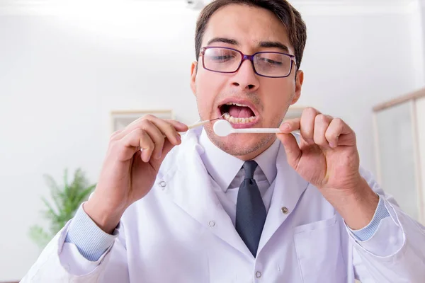 Dentista em conceito médico no hospital — Fotografia de Stock