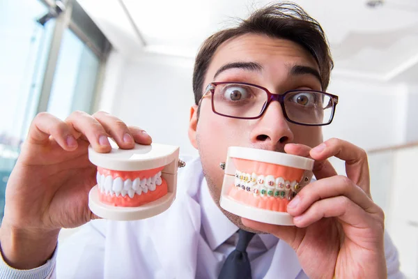 Divertido dentista con modelo de dientes en el hospital — Foto de Stock