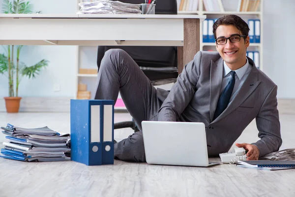 Homme d'affaires travaillant et assis sur le sol dans le bureau — Photo