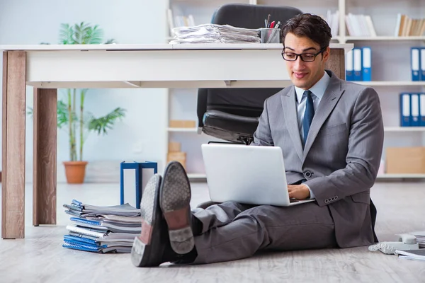 Affärsman som arbetar och sitter på golvet på kontoret — Stockfoto