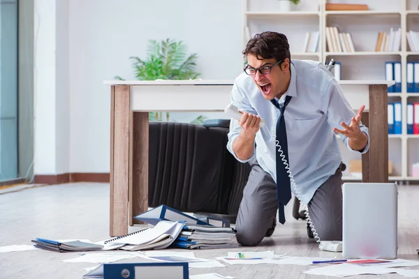 オフィスの床で怒っている破産したビジネスマン — ストック写真