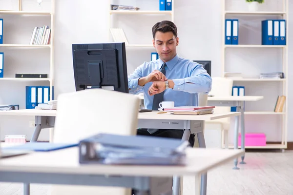 Snygg affärsman anställd sitter vid sitt skrivbord på kontoret — Stockfoto