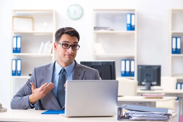 Knappe zakenman werknemer zit aan zijn bureau in kantoor — Stockfoto