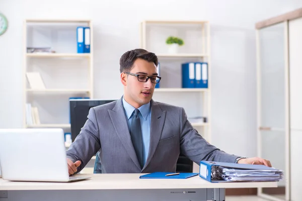 Junge hübsche Geschäftsfrau arbeitet im Büro am Schreibtisch — Stockfoto