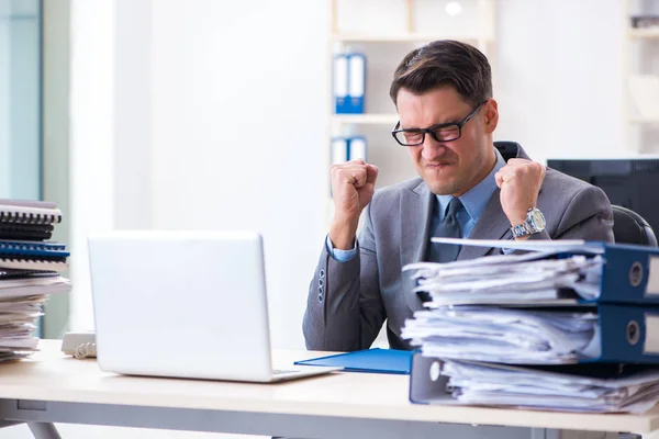 Surchargé d'employés sous paperasserie — Photo