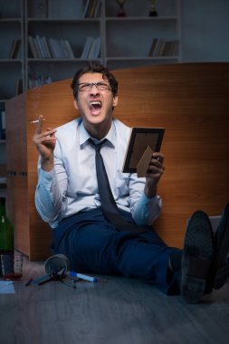 Boşandıktan sonra eşini özleyen üzgün bir çalışan.