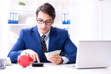 İş adamı kriz sırasındaki birikimlerini düşünüyor.