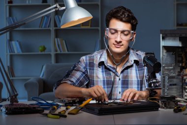 Steteskopla kontrol eden adamla bilgisayar onarım kavramı