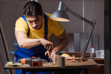 Marangozluk konseptinde tamir atölyesinde çalışan işçi