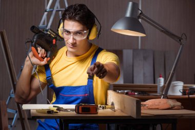 Marangozluk konseptinde tamir atölyesinde çalışan işçi