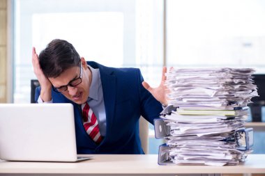 İşadamı işkolik evrak işleriyle boğuşuyor