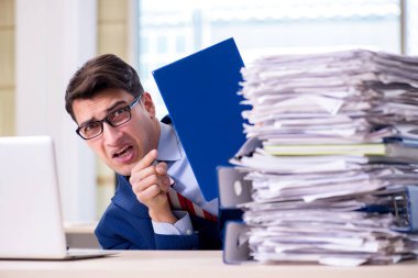 İşadamı işkolik evrak işleriyle boğuşuyor