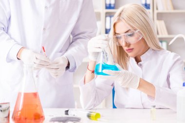 Klinikte çalışan genç bir kimyager kadın.