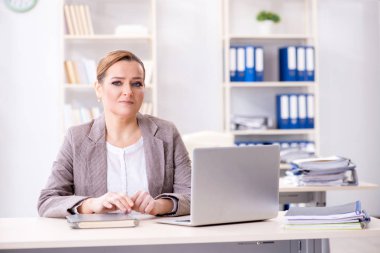 Ofiste çalışan iş kadını.