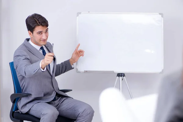 Presentación de negocios en la oficina con hombre y mujer —  Fotos de Stock