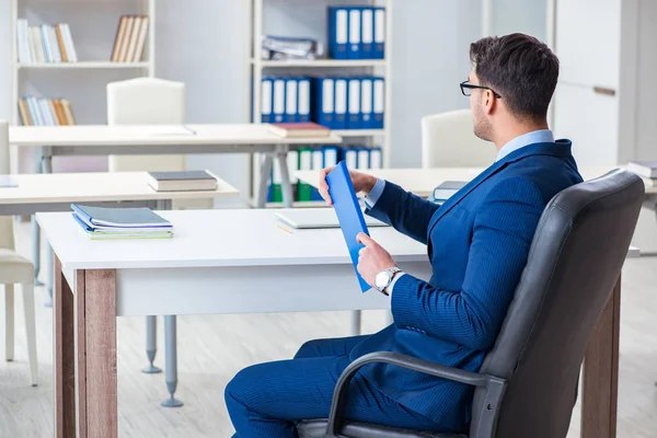 Jovem e bonito empresário empregado trabalhando no escritório na mesa — Fotografia de Stock