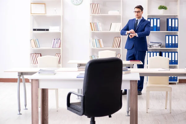 Jeune homme d'affaires beau employé travaillant au bureau au bureau — Photo