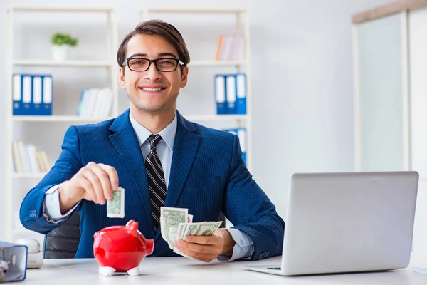 Affärsman tänker på sina besparingar under krisen — Stockfoto